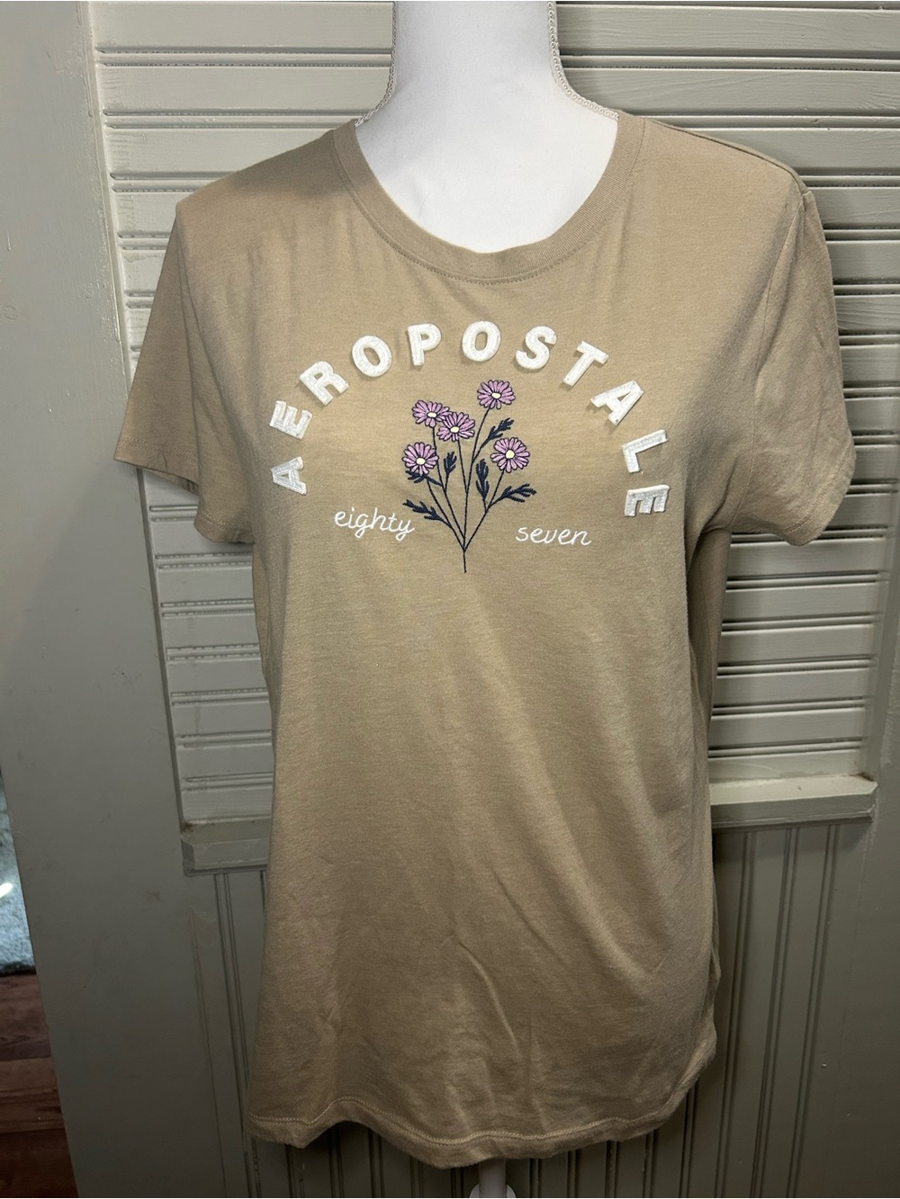 Aeropostale Beige Floral Graphic Tee - 'Eighty Seven' women’s size large